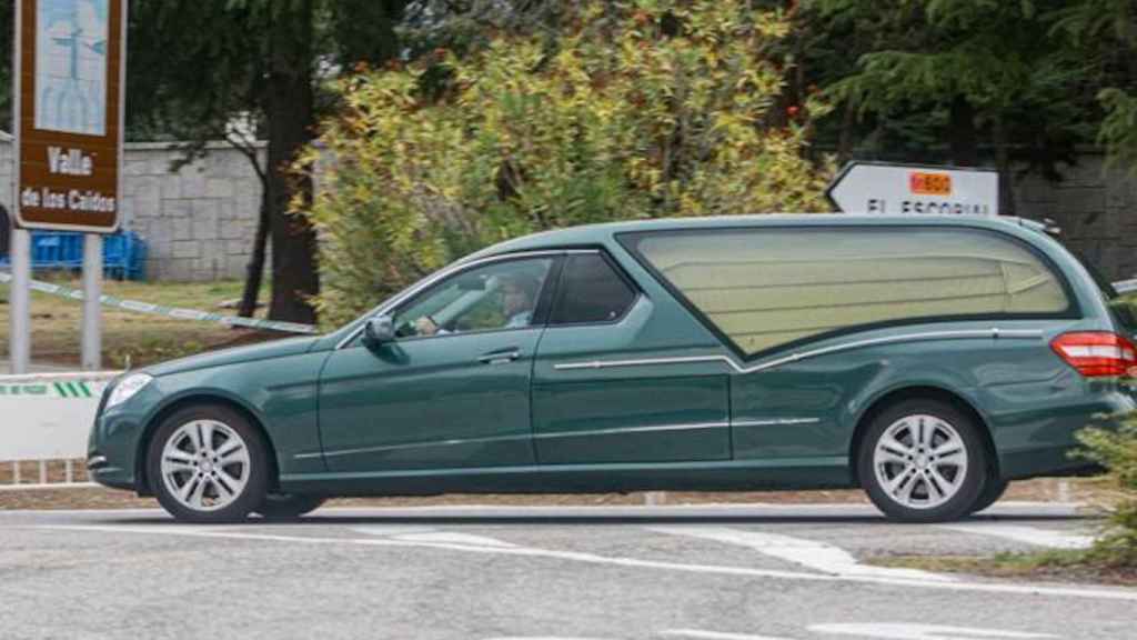 Coche fúnebre, con las consonantes de la palabra libre en su matrícula, que ha trasladado los restos de Franco / EUROPA PRESS