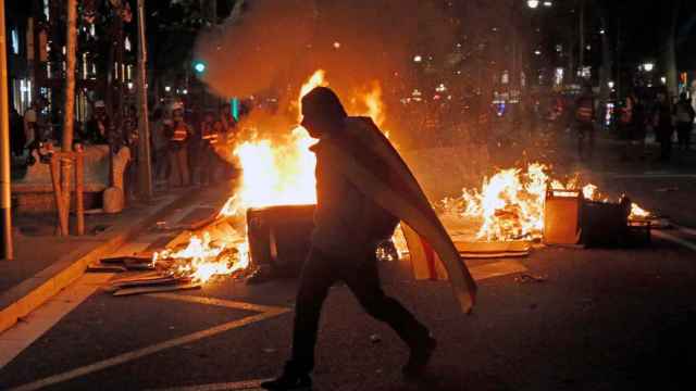 Un manifestante durante los incidentes de este sábado   / EFE