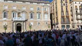 Los asistentes a la convocatoria de la plataforma Hablemos-Parlem en plaza Sant Jaume / LLUIS TOVAR