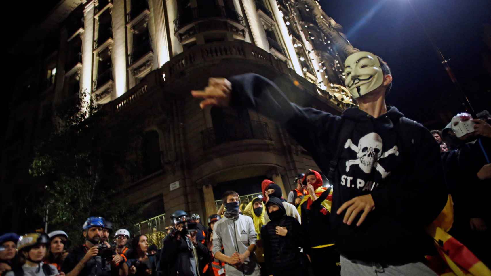 Manifestantes convocados por los CDR ante la Jefatura Superior de Policía en Barcelona / EFE