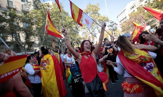 Manifestantes a favor de la unidad de Barcelona en un ambiente festivo / EFE