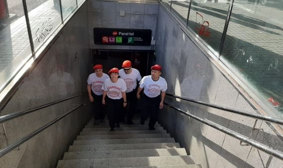 Los Guardian Angels saliendo del metro de Barcelona / Cedida