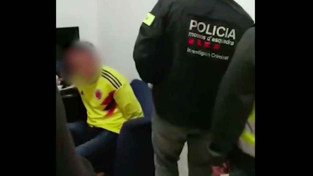 Uno de los atracadores junto a la policía / MOSSOS D'ESQUADRA