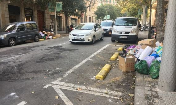 Basuras en la calle Bailén / ALBA LOSADA