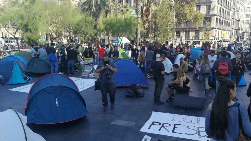 Centenares de estudiantes en plaza Universitat / @jordisalvia