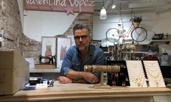 López en su tienda de ropa / ALBA LOSADA