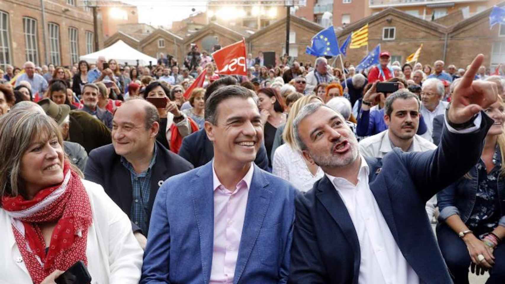 El presidente del Gobierno, Pedro Sánchez (c), junto a Jaume Collboni (d) y la alcaldesa de L,Hospitalet de Llobregat, Núria Marín (i), en una imagen de archivo / EFE