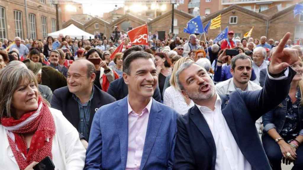 El presidente del Gobierno, Pedro Sánchez (c), junto a Jaume Collboni (d) y la alcaldesa de L,Hospitalet de Llobregat, Núria Marín (i), en una imagen de archivo / EFE