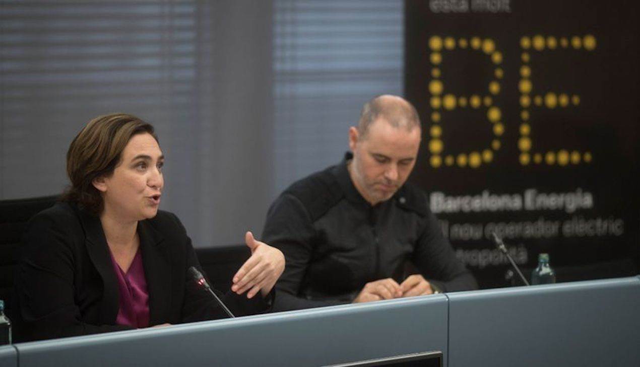 Ada Colau, alcaldesa de Barcelona, y Eloi Badia, concejal y presidente de Cementiris de Barcelona