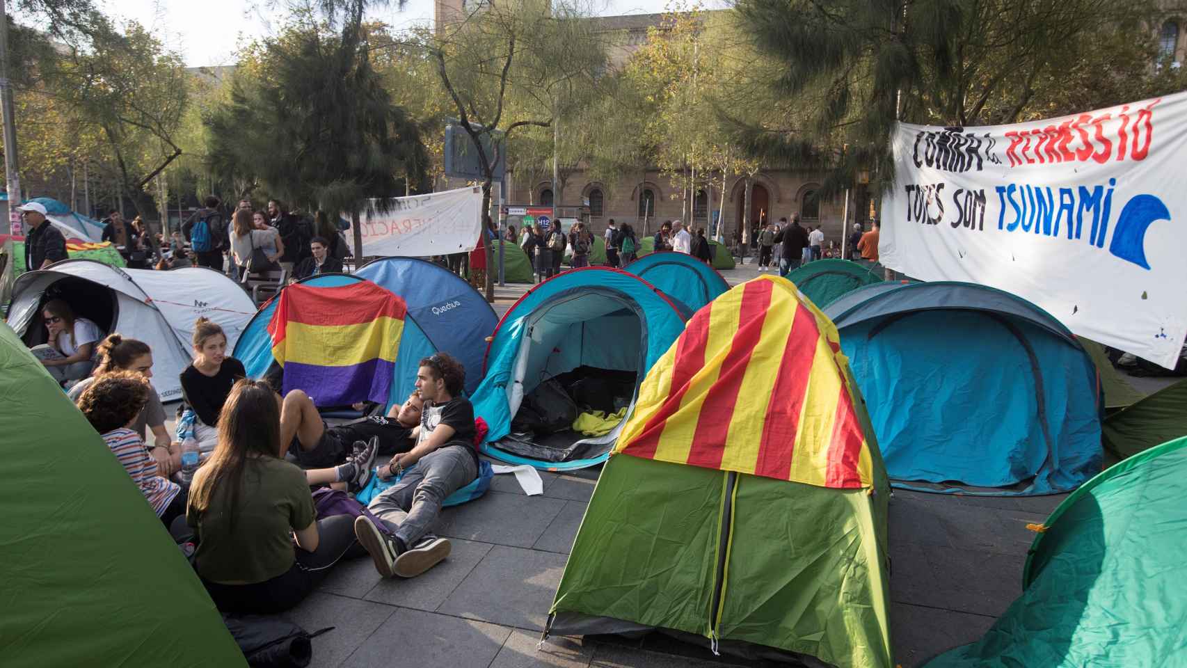 Varias tiendas de campaña situadas en la plaza Universitat de Barcelona / EP