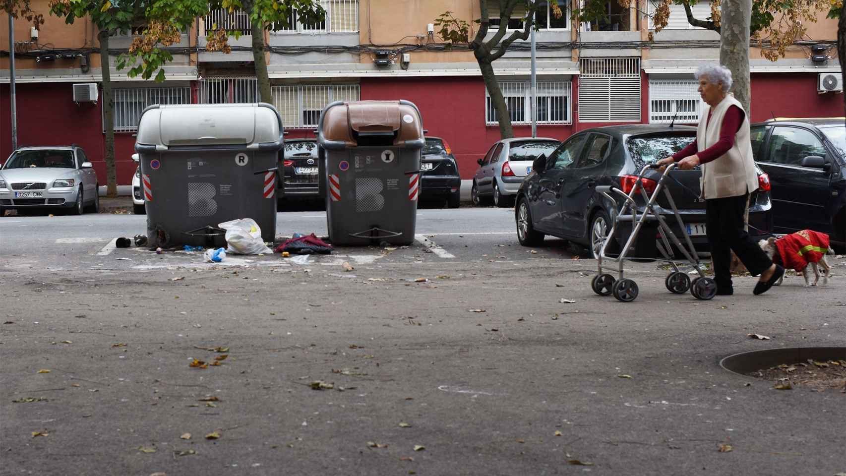 Imagen de una señora paseando en el barrio del Besòs de Barcelona / LENA PRIETO