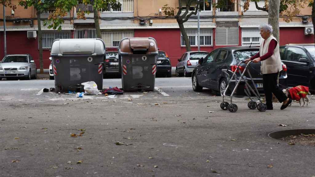 Imagen de una señora paseando en el barrio del Besòs de Barcelona / LENA PRIETO