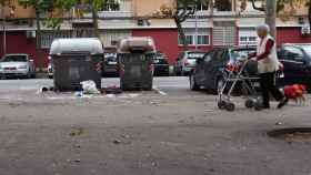 Imagen de una señora paseando en el barrio del Besòs de Barcelona / LENA PRIETO