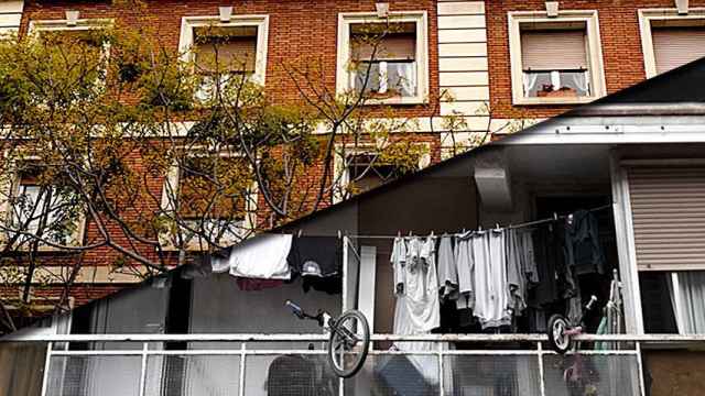 Montaje entre una fachada en la calle rica y otra en la calle pobre de Barcelona / LENA PRIETO