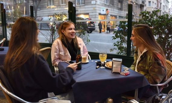 Un grupo de amigas en la calle Mandri, Sant-Gervasi-La Bonanova / LENA PRIETO