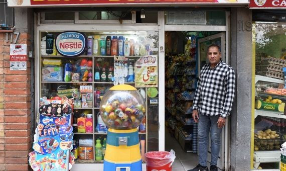 Meboob, residente del Besòs en la puerta de su tienda / LENA PRIETO