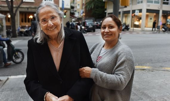 Carolina y Norma paseando por la calle Mandri, en Sant Gervasi-La Bonanova / LENA PRIETO