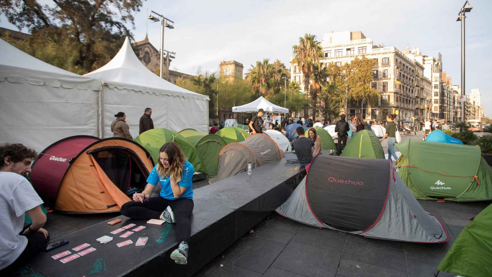 Acampada de estudiantes en la plaza Universitat de Barcelona / EFE