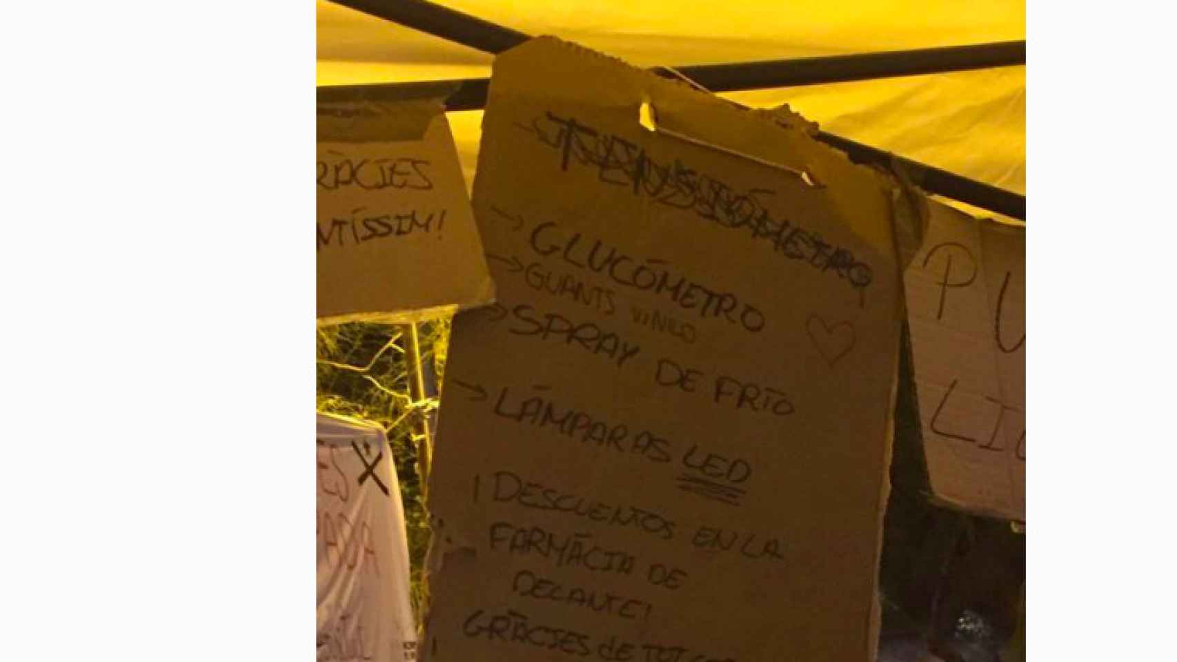 Lista de algunas de las necesidades de los CDR acampados en plaza Universitat