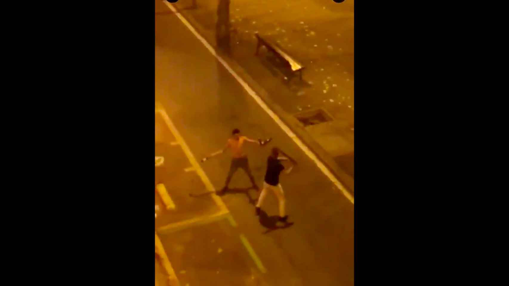 Jóvenes protagonizando la brutal pelea en la confluencia de Gran Via con Lepant / HELPERS