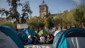 Varias tiendas de campaña instaladas en plaza Universitat / EP