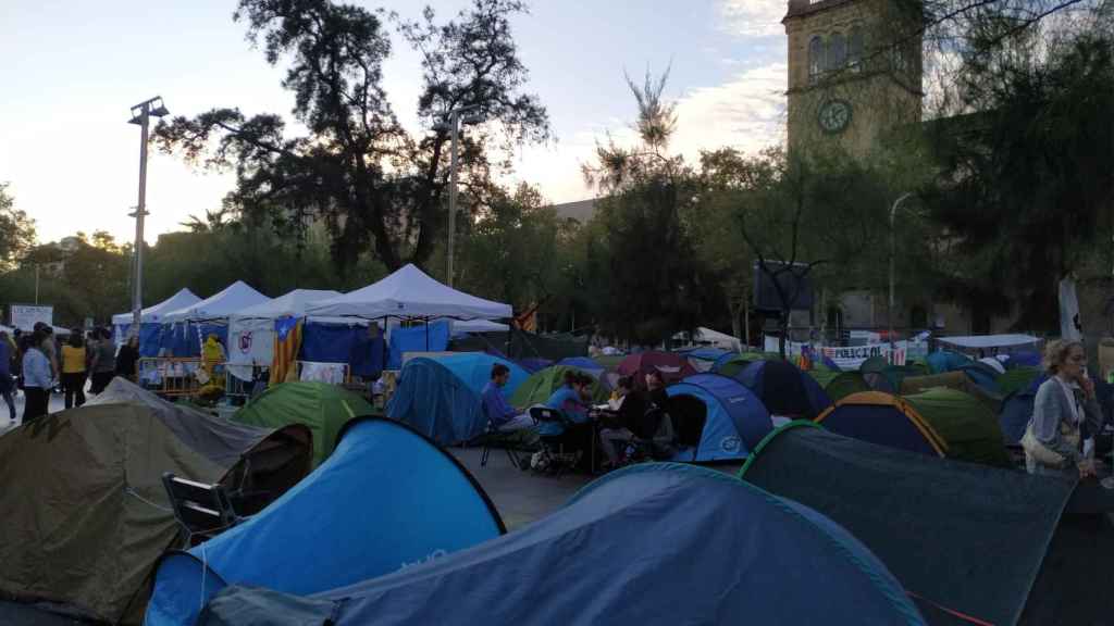 Centenares de tiendas en la acampada independentista de plaza Universitat / P.B.