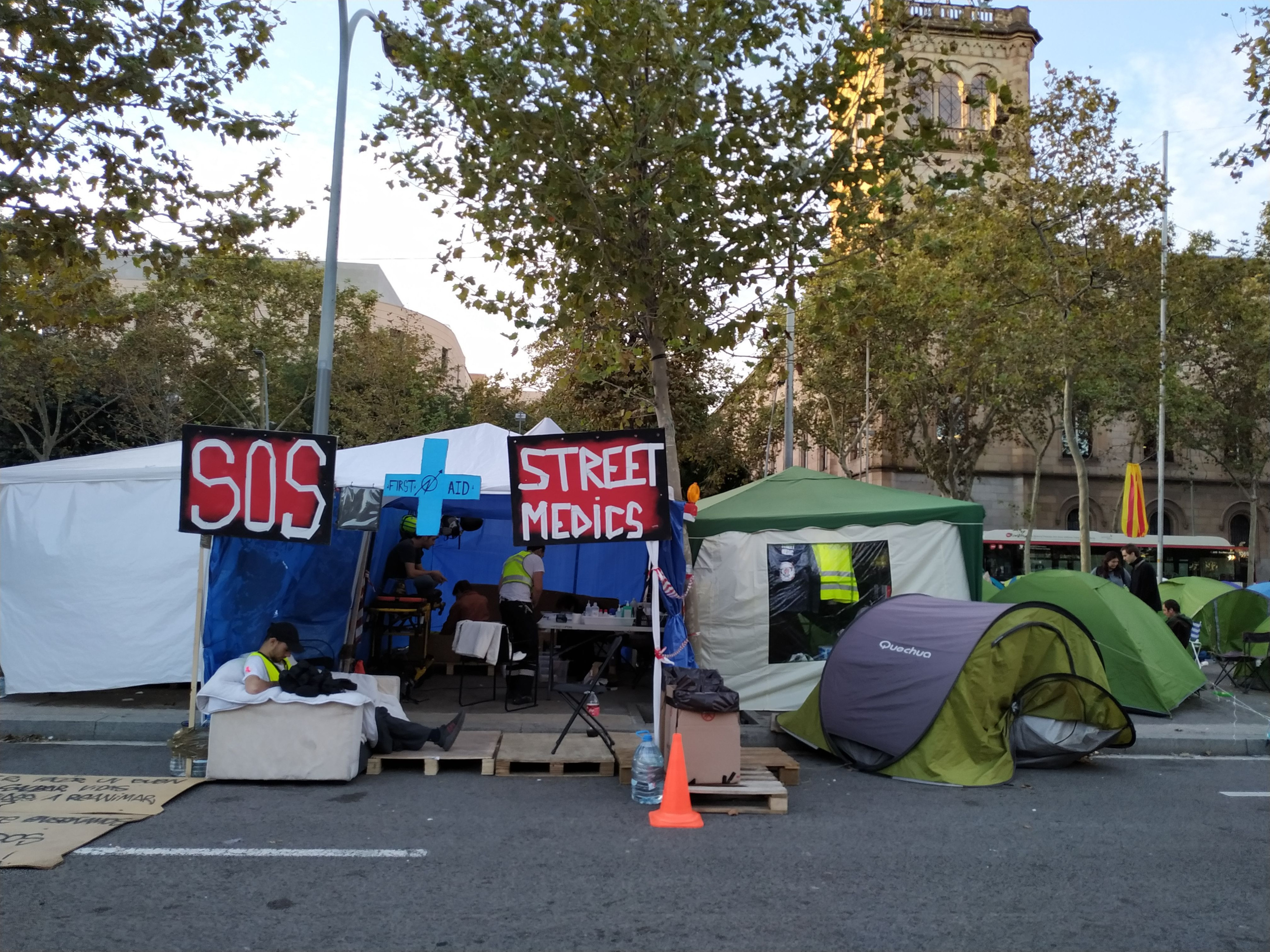 Zona de primeros auxilios en la acampada de plaza Universitat / P.B.