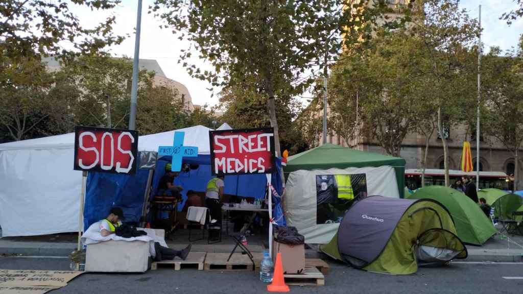 Zona de primeros auxilios en la acampada de plaza Universitat