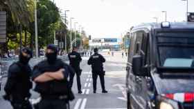 Agentes de los Mossos blindan el Palau de Congressos y cortan la Diagonal por la visita del Rey