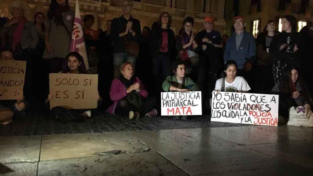 Los manifestantes exhiben sus pancartas / ALBA LOSADA