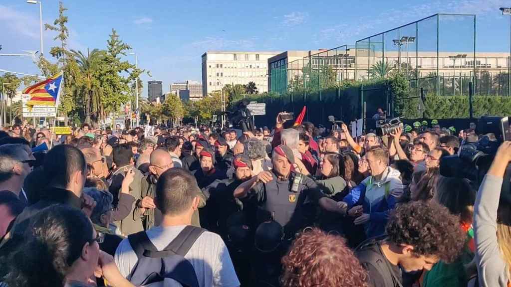 Escrache a los invitados al acto presidido por los Reyes / EUROPA PRESS