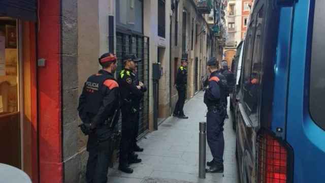 Agentes de la Guardia Urbana y los Mossos d'Esquadra en El Raval / EUROPA PRESS