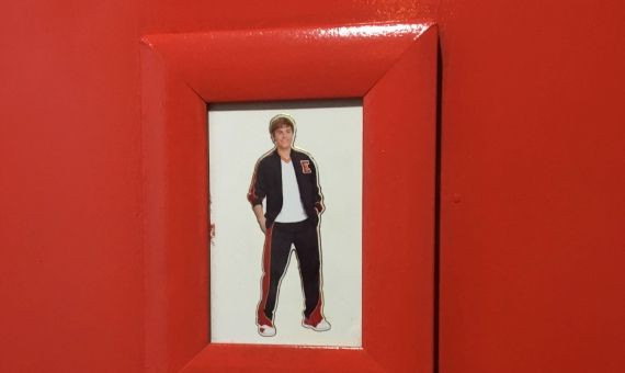 Un jovencísimo Zac Efron en la puerta del servicio de caballeros / RP