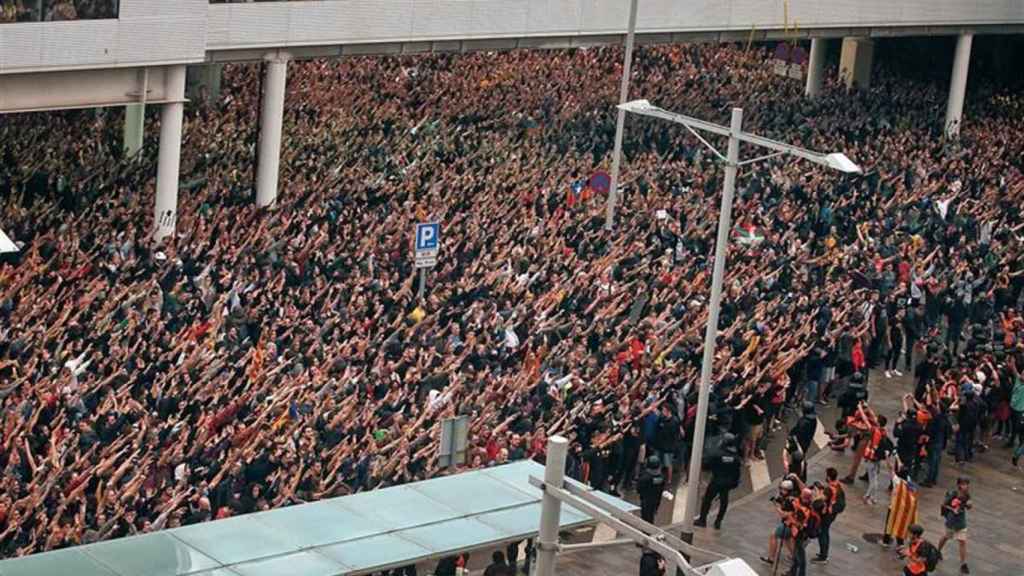 Ciudadanos manifestándose en el Aeropuerto de Barcelona / EFE