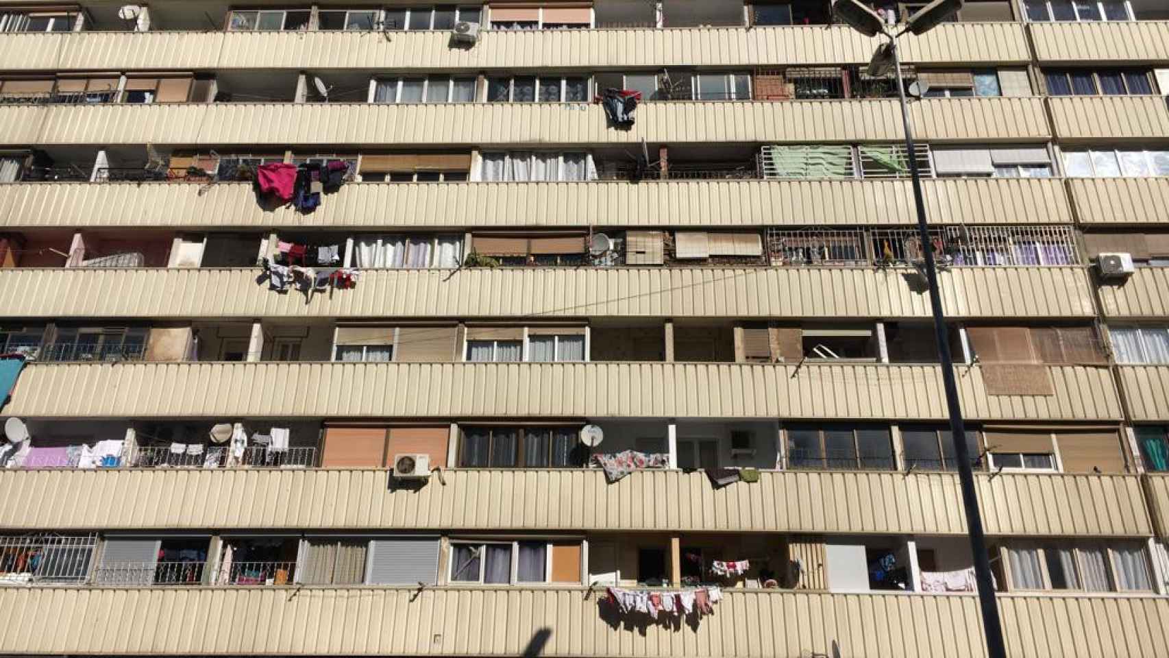 El edificio Venus del barrio de La Mina de Sant Adrià de Besòs  / ALBA LOSADA