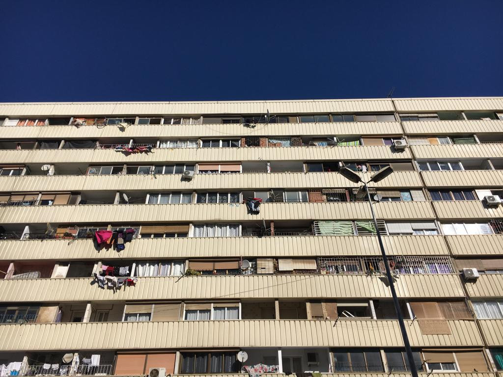 El edificio Venus de La Mina, en muy mal estado, acoge a 240 familias / METRÓPOLI