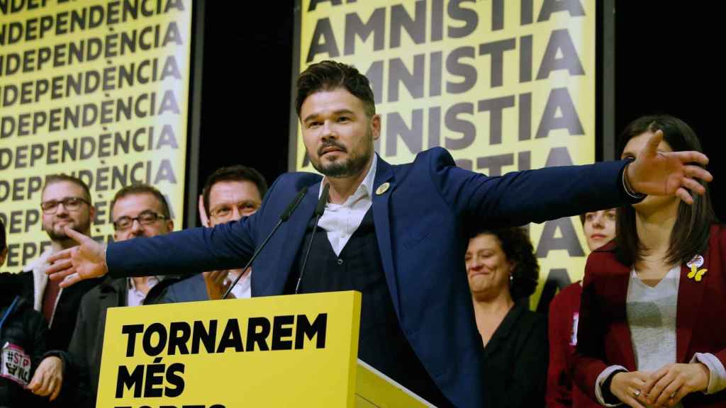 Gabriel Rufián, el cabeza de lista al Congreso de ERC, se dirige a sus simpatizantes / TONI ALBIR - EFE