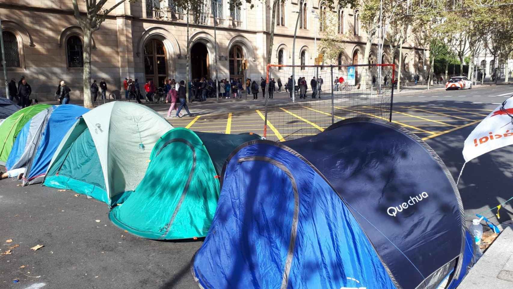 Acampada de estudiantes en plaza Universitat / EP