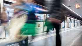 Usuarios del metro en movimiento junto a un convoy / EP