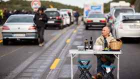 Un manifestante de Tsunami Democràtic cortando la AP-7 en la Jonquera / EFE-David Borrat