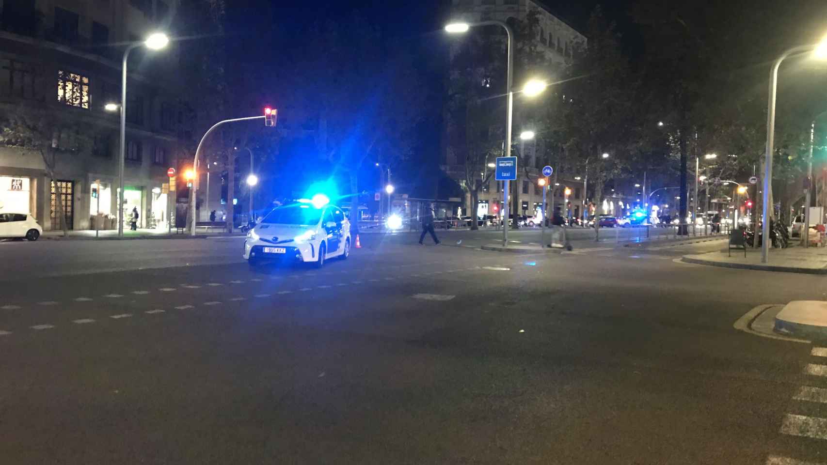 Una imagen de la avenida Diagonal cortada con un coche de la Guardia Urbana vigilando el tráfico / MA