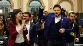 El cabeza de lista al Congreso por ERC, Gabriel Rufián (d) y la portavoz del partido, Marta Villalta, tras conocer los resultados de la jornada electoral del 10N / EFE