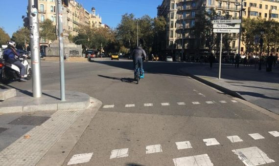 En el cruce de avenida Diagonal con Paseo de Gràcia las bicicletas continúan por la calzada o la acera / ALBA LOSADA
