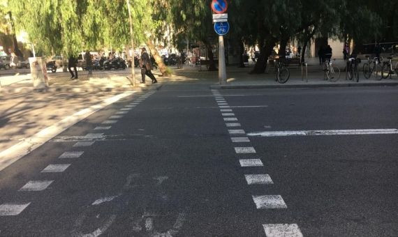 En el cruce de avenida Diagonal con Paseo de Gràcia las bicicletas continúan por la calzada o la acera / ALBA LOSADA