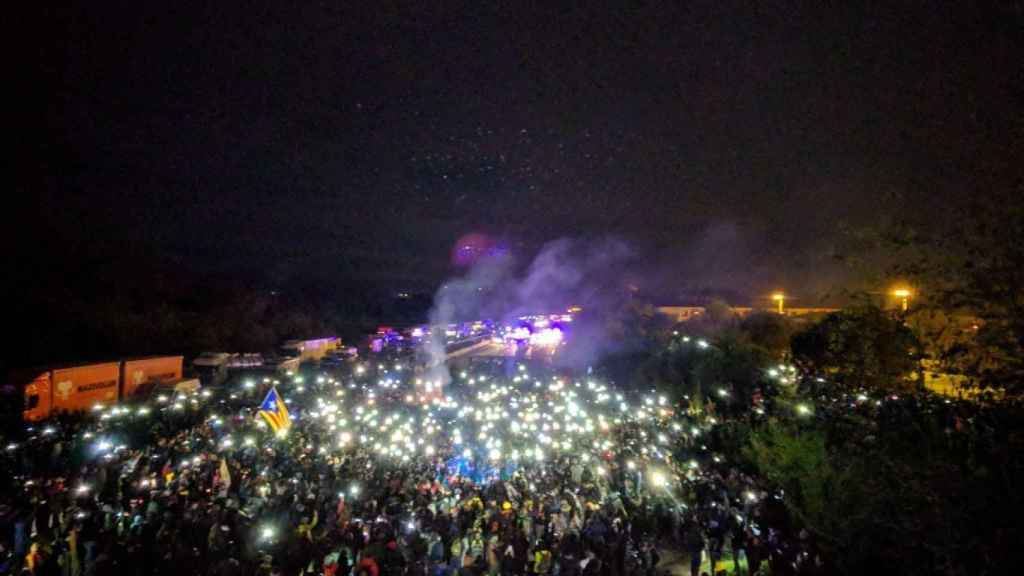 Centenares de personas se concentran en la frontera / @TsunamiDemocratic