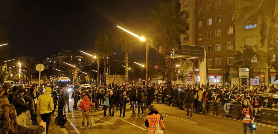 Manifestantes cortan la Ronda del Mig.