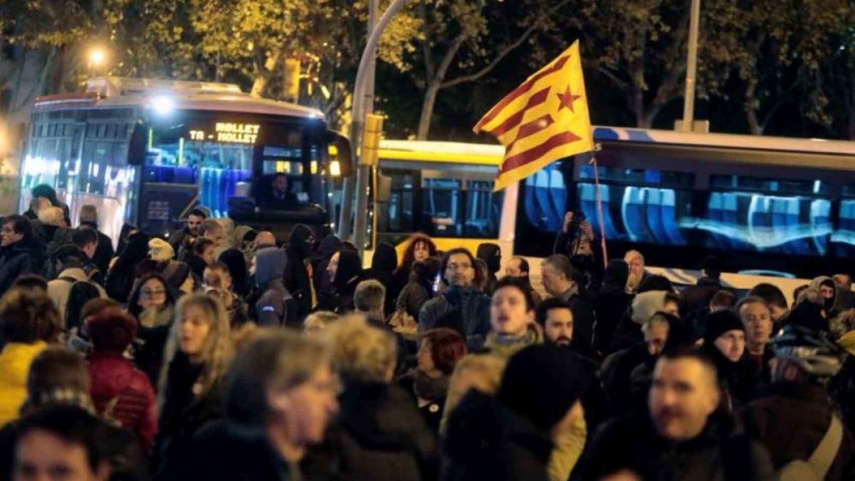 Varios independentistas se manifiestan en la ciudad / EFE