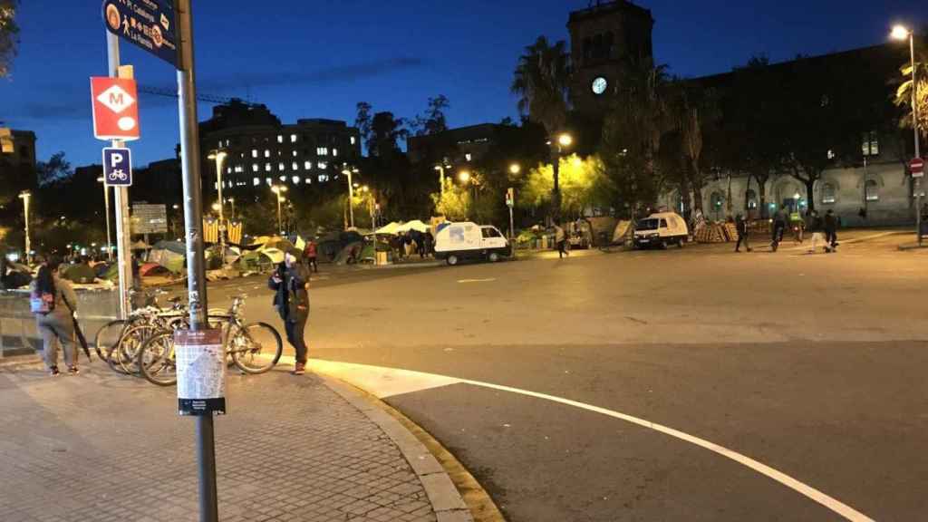 La acampada en el centro de Barcelona vista esta tarde desde la Calle Pelai / DAVID FARRERO