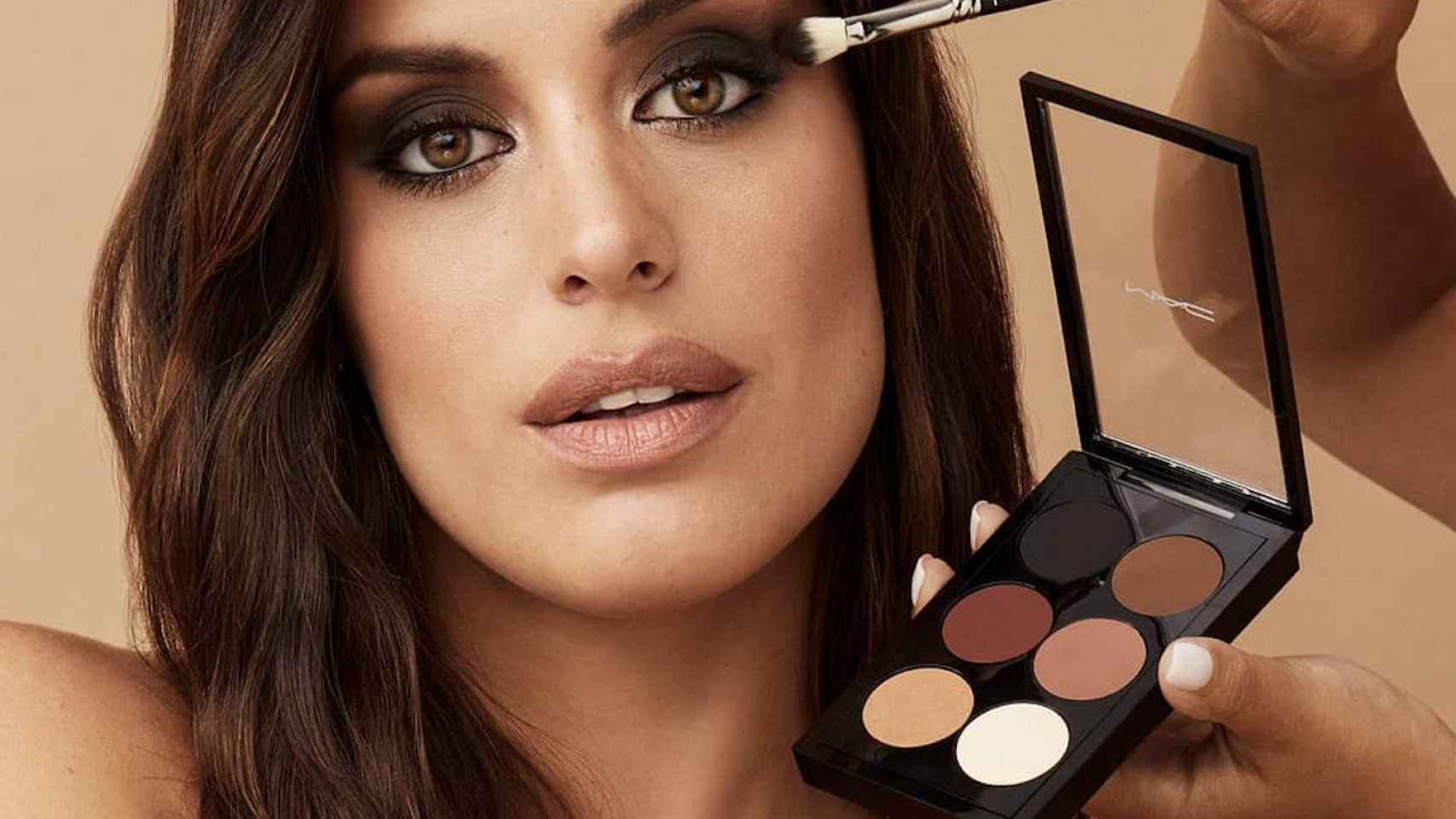 Dulceida en la campaña de sus sombras de maquillaje de 57 euros / MAC