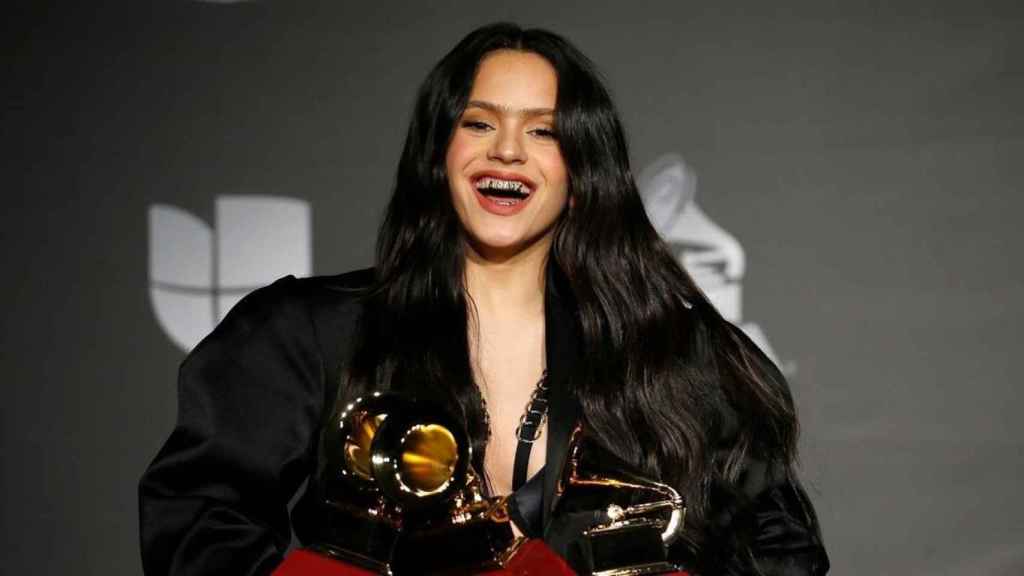 Rosalía posando en la alfombra roja de los Latin Grammy / EFE